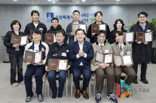 이재준 수원시장과 모범시민 표창을 받은 시민들이 기념촬영을 하고 있다.