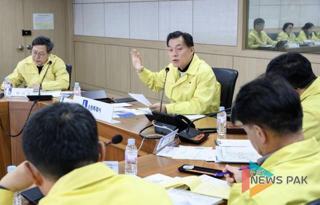 이재준 수원시장이 ‘2025~2026년 겨울철 도로 제설 대책 상황보고회’를 주재하고 있다.