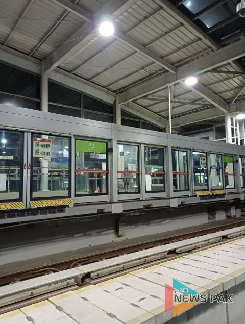 용인특례시는 용인경전철 이용객의 안전을 위해 승강장 안전문 가동문 이탈방지 가이드 슈 보강공사를 마쳤다.