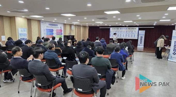 ‘12월 일자리 두드림 구인·구직의 날’ 채용 행사를 찾은 구직자들.