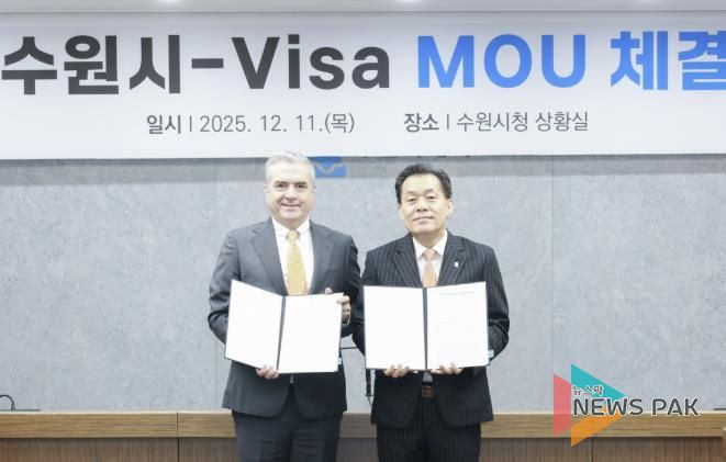 이재준 수원시장(오른쪽)과 패트릭 스토리 비자 코리아 사장이 협약 체결 후 함께하고 있다.