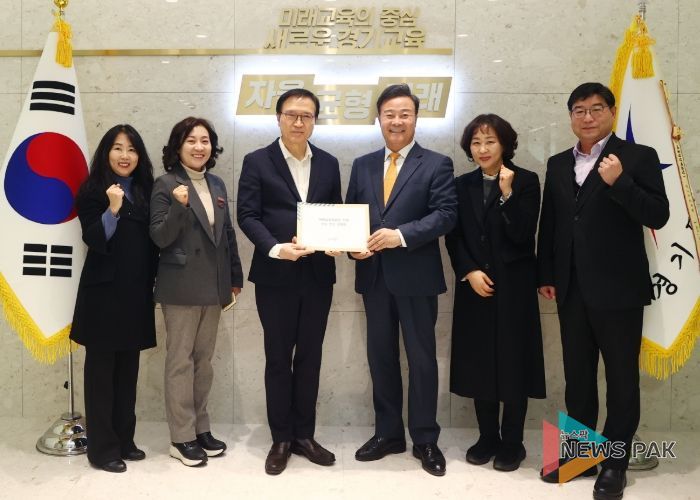 김성제 시장이 임태희 교육감에게 의왕교육지원청 신설 신속 추진 건의문을 전달하고 있다.