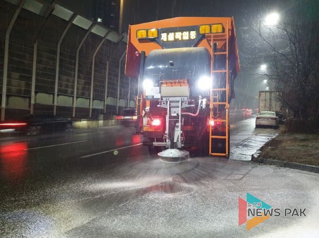수원시가 13일 저녁 제설차량을 운행하며 제설제를 살포하고 있다.