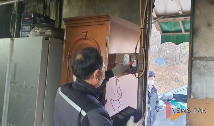 지난 11일 특별점검반이 관내 주거용 및 창고용 비닐하우스를 대상으로 화재 예방 점검을 하고 있다.