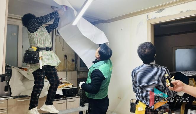 수원시 팔달구 매교동 새마을지도자협의회, 홀몸어르신을 위한 도배장판 지원사업 진행