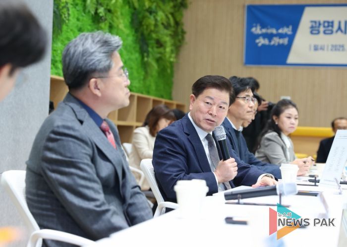 박승원 광명시장이 15일 오후 인생플러스센터 플러스강당에서 열린 ‘광명시 AI 시·산·학 협의체 킥오프’에 참석해 발언하고 있다.