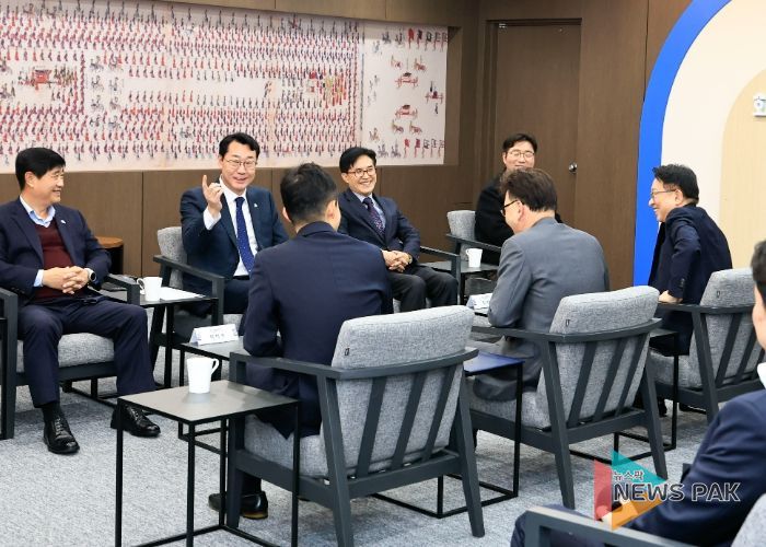 정명근 화성특례시장이 중소벤처기업 산업재산권 보호를 위한 업무 협약식에서 협약 내용에 대하여 참석 내빈들에게 설명 하고 있다