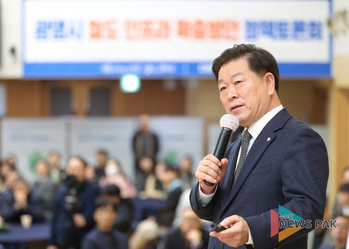 박승원 광명시장이 15일 오후 시청 대회의실에서 열린 '광명시 철도 인프라 확충방안 정책토론회'에 참석해 발제하고 있다.