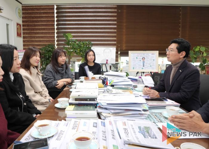 이상일 용인특례시장은 15일 시장실에서 기흥역세권에 거주하는 시민들과 만나 교육 현안을 논의했다.