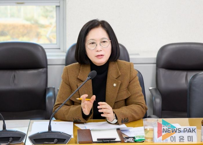 용인시 종이팩 재활용 활성화 및 지원 조례 제정을 위한 간담회에서 이윤미 의원이 발언하고 있다.