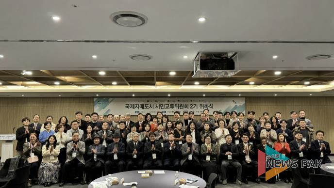 김현수 수원특례시 제1부시장과 국제자매도시 시민교류위원회 2기 위원들이 기념촬영을 하고 있다.