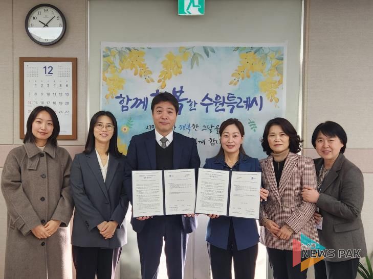 김은주 수원시 여성가족국장과 문상록 굿네이버스 경기지부장 등이 업무 협약을 체결하고 기념사진을 찍고 있다.