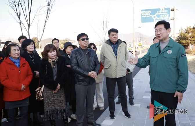 18일 이상일 용인특례시장이 처인구 이동읍 송전입구 도로확장 공사가 마무리된 현장을 점검했다.