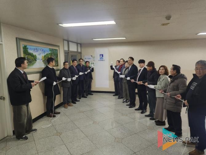 대상으로 선정된 조원주공뉴타운2단지 경로당에서 12월 29일 ‘모범경로당 현판’을 제막하고 있는 모습