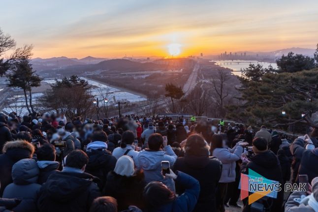 시민들이 행주산성에서 2026년 첫 일출을 바라보고 있다.