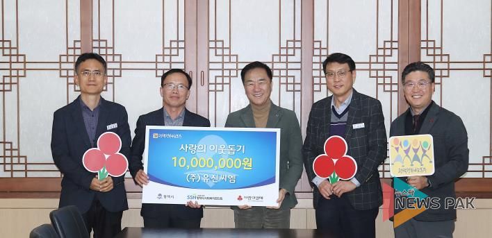 왼쪽부터 건축사업지원 팀장 윤성욱, ㈜유진씨엠 대표 원유혁, 평택시장, 도시주택국장 한우식, 평택행복나눔본부 나눔국장 황성식