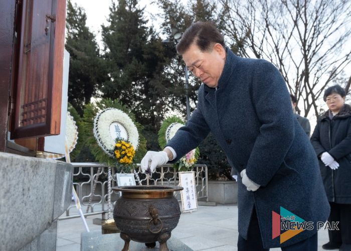 박승원 광명시장이 2일 오전 현충근린공원 내 현충탑을 찾아 분향하고 있다.