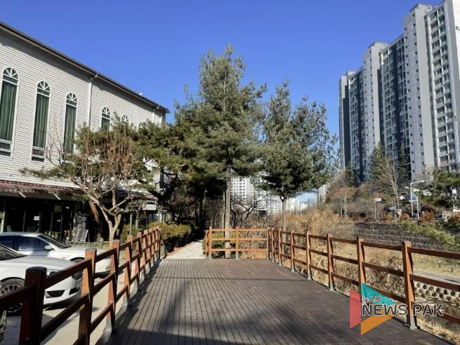 용인특례시 수지구는 풍덕천동 1153번지 일원 산책로를 정비했다