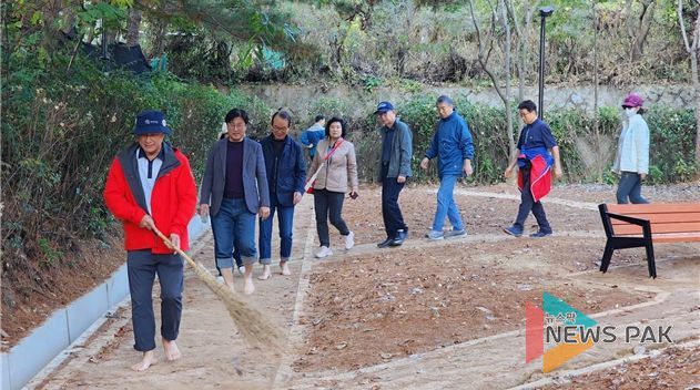 안곡습지공원 황톳길 쓸기 운동