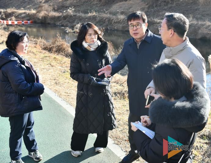 수원시 영통구, 원천리천 징검다리 설치 요구 사항 현장 점검