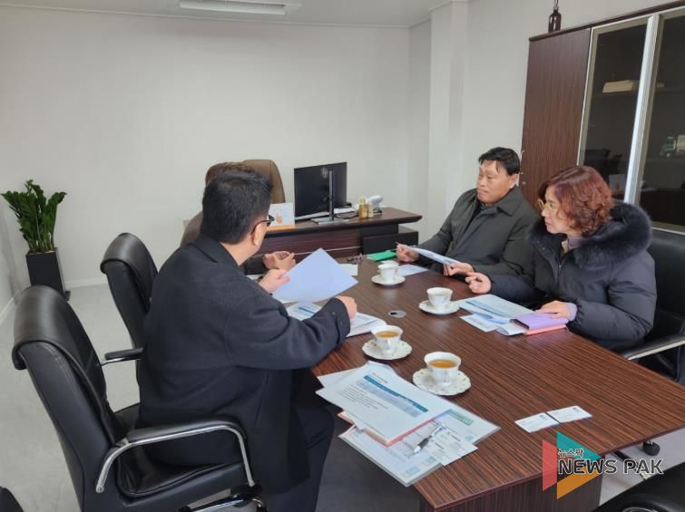 제일클린업㈜ 관계자들과 간담회 중인 평택시 안중출장소 문종호 소장(오른쪽에서 2번째)과 환경위생과 최영미 과장(오른쪽 1번째)