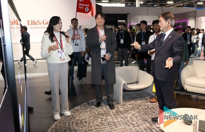 세계 최대 규모 기술 박람회인 CES 현장에 방문한 고양시 대표단(LG 기업 부스)