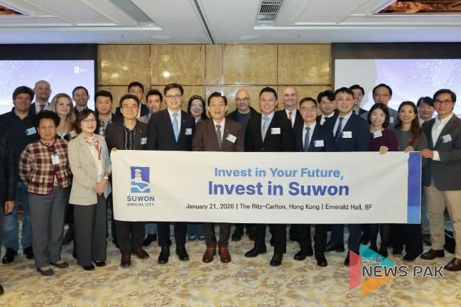 이재준 시장(가운데)과 투자유치설명회 참석자들이 함께하고 있다.