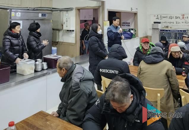 사통팔달협의회, 수원역 노숙인 대상 '사랑의 무료급식' 봉사 펼쳐