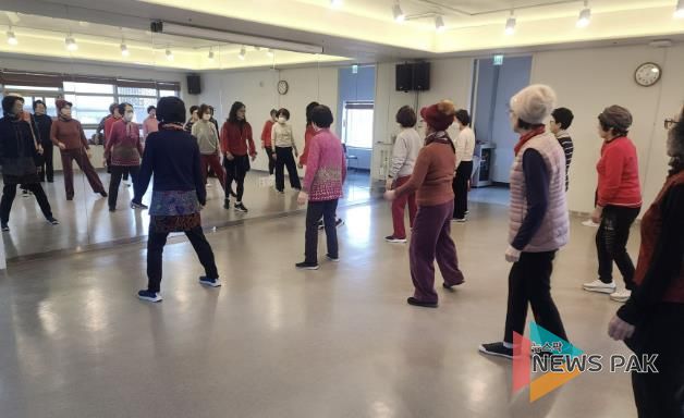 지난 22일 광명시 시민건강증진센터에서 '어르신 건강체조·요가교실'을 진행하고 있다