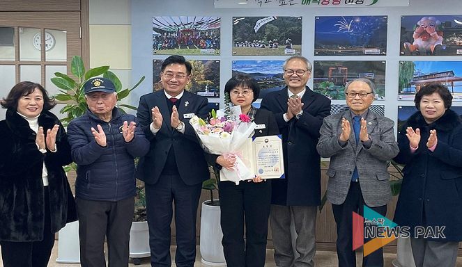 양평군청 김은정 주무관(가운데)이 국가보훈부장관 표창을 전수 받은 후 박용주 경기북부보훈지청장(오른쪽), 전진선 양평군수(왼쪽) 및 보훈단체장 등에게 축하를 받고 있다.