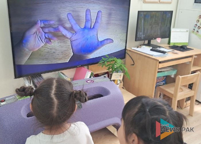 한 어린이가 손씻기 체험 교육기구 ‘뷰박스’를 통해 자신의 손을 들여다보고 있다.