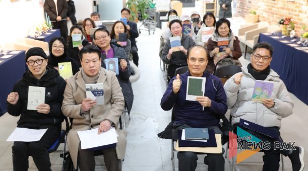 지난 27일 하안도서관 1층 '열린시민전시코너'에서 '2025 광명시 독립출 간담회'를 진행하고 기념사진을 촬영하고 있다.