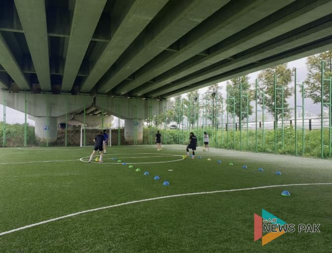 국도39호선 고가 하부에 조성된 대장동 스포츠콤플렉스