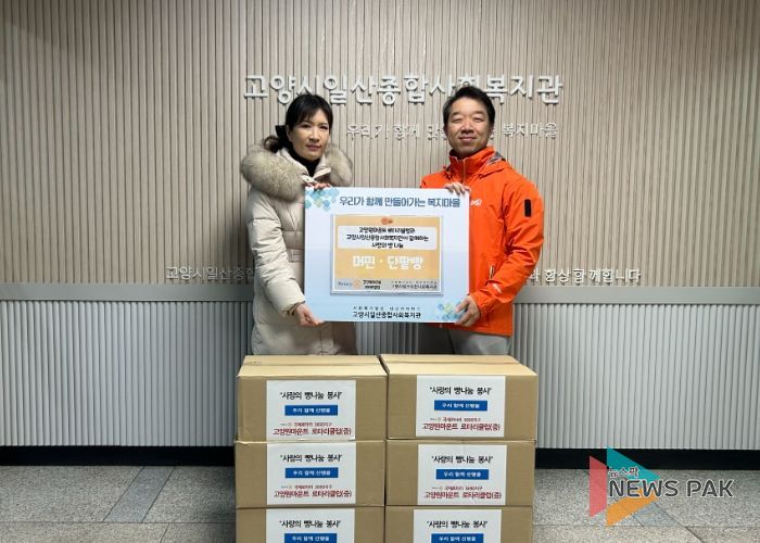 고양원마운트 로타리클럽-고양시일산종합사회복지관 ‘사랑의 빵 전달식’ 기념촬영_고양원마운트 로타리클럽 김희숙 회장(왼쪽), 고양시일산종합사회복지관 최찬영 관장(오른쪽)