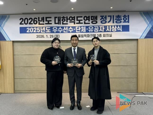 2025년도 우수선수·단체·유공자 시상식’수상 기념촬영_왼쪽부터 박혜정 선수, 최종근 감독, 박주현 선수