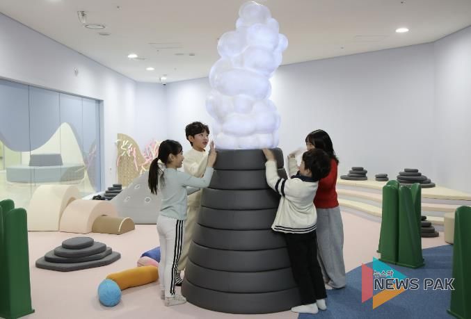 화성시어린이문화센터를 방문한 어린이들이 신규 상설전시 '바다체험'을 관람하고 있다