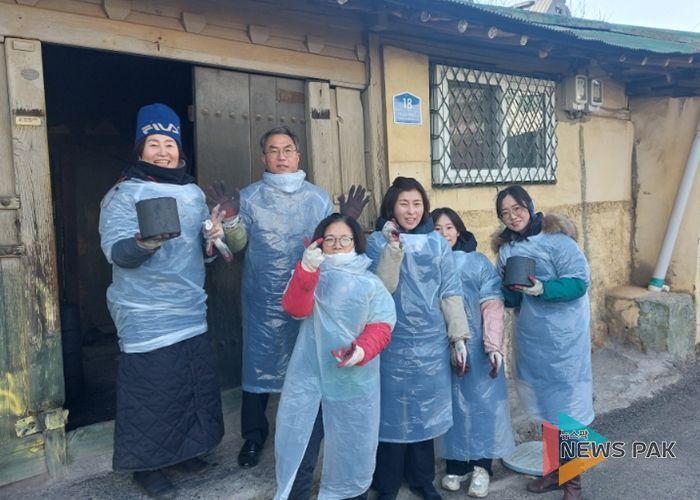 고양시 일산1동 지역사회보장협의체, 한파 대비 독거노인 가구에 연탄 전달