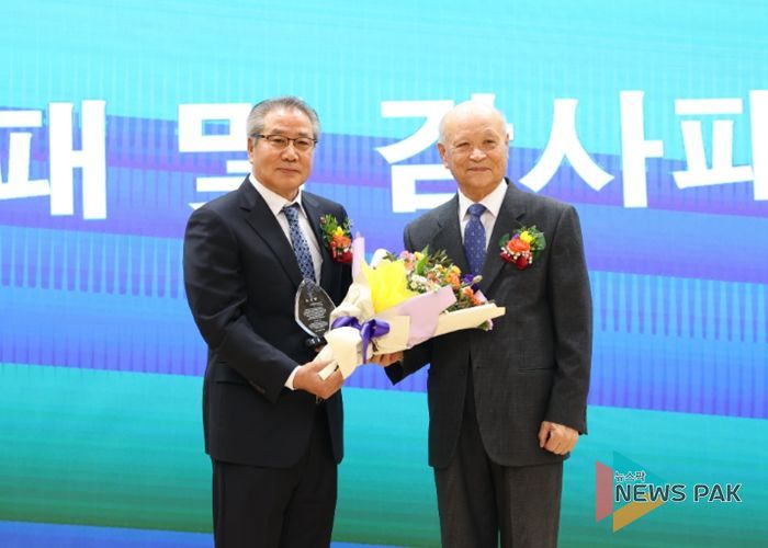 지난 12일 광명시청 대회의실에서 '광명시 보훈단체협의회 회장 이·취임식'을 진행하고 김득철 전임 회장(사진 왼쪽)과 김충환 신임 회장(사진 오른쪽)이 기념사진을 촬영하고 있다.