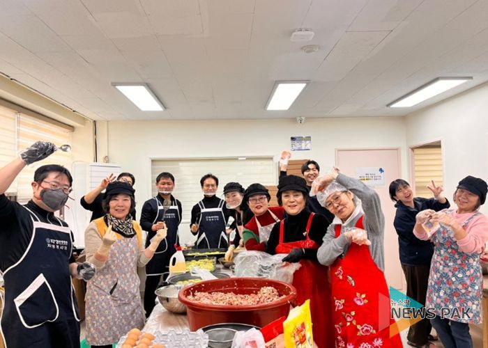 ‘설 명절 모둠전 나눔 행사’참여자들이 기념촬영을 위해 포즈를 취하고 있다.