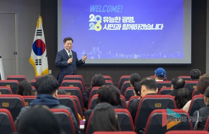 박승원 광명시장이 지난 21일 평생학습원에서 열린 '2026년 시민과의 대화-토요일에 만나요!'에 참석한 시민들과 소통하고 있다.