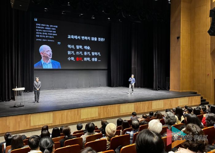 24일 광명극장에서 '제1회 삶공감콘서트'를 진행하고 있다.
