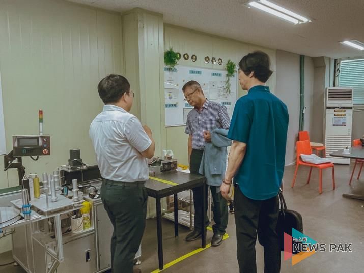 2025년에 생산레벨업 지원사업에 참가한 기업의 현장을 점검하는 경과원 관계자들