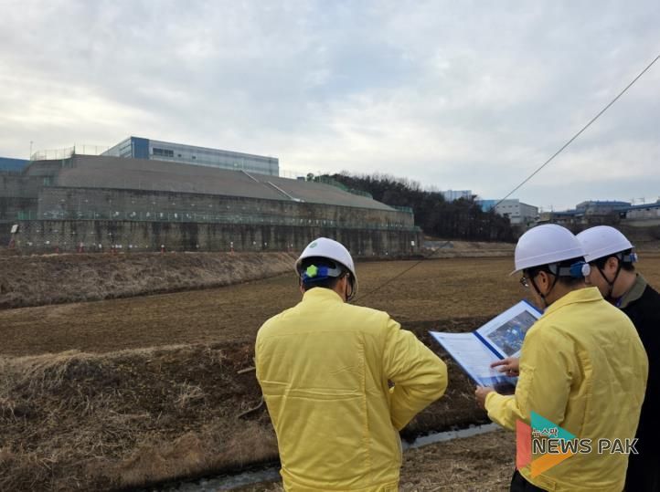 윤성진 제1부시장이 해빙기 대비 옹벽시설 안전점검을 실시하고 있다