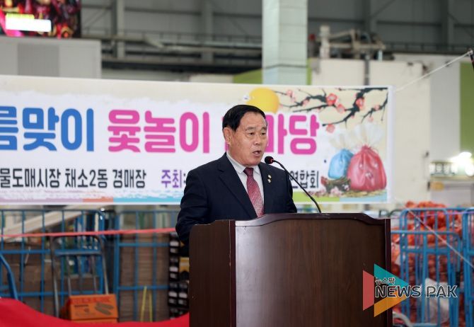 이재식 수원특례시의회 의장이 수원농수산물도매시장 정월대보름 행사에서 인사말을 하고 있다.