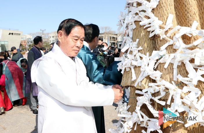 이재식 수원특례시의회 의장이 대보름 민속놀이 한마당에서 소원지를 달고 있다