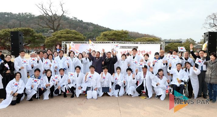 제107주년 3·1절 기념행사에서 참석자들이 기념촬영을 하고 있다.