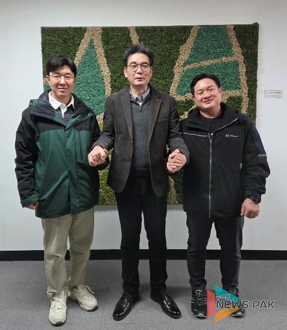 광명도시공사 한정광 경영관리본부장(가운데), 전국노동평등노동조합 광명도시공사지부 한상길 지부장(우측), 광명도시공사 김우진 사무국장(좌측).