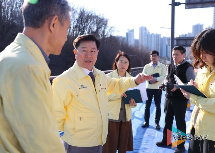 박승원 광명시장이 13일 오후 '제71회 생생소통현장' 일정으로 충훈대교 방문헤해 안전 관리에 만전을 가해줄 것을 당부하고 있다.