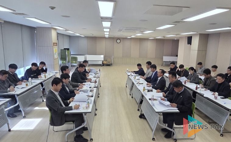 화성특례시 관계자와 화성도시공사 관계자들이 19일 유앤아이센터에서 소통상생협의회를 진행하고 있다