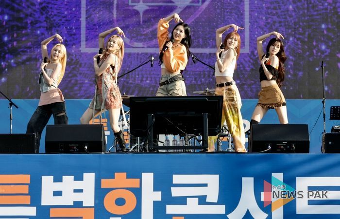 아이돌 그룹 이프아이가 21일 동탄여울공원에서 제26회 화성특례시민의날 기념 특별한 콘서트 시즌 2 첫 무대를 장식하고 있다